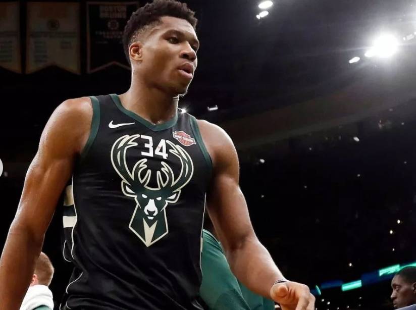 雄鹿队在关键时刻爆发，稳居领先地位