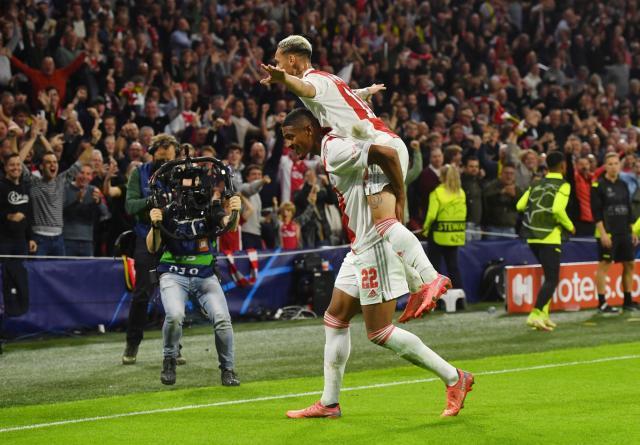 阿贾克斯开场5分钟连进两球，多特蒙德防线形同虚设！的简单介绍