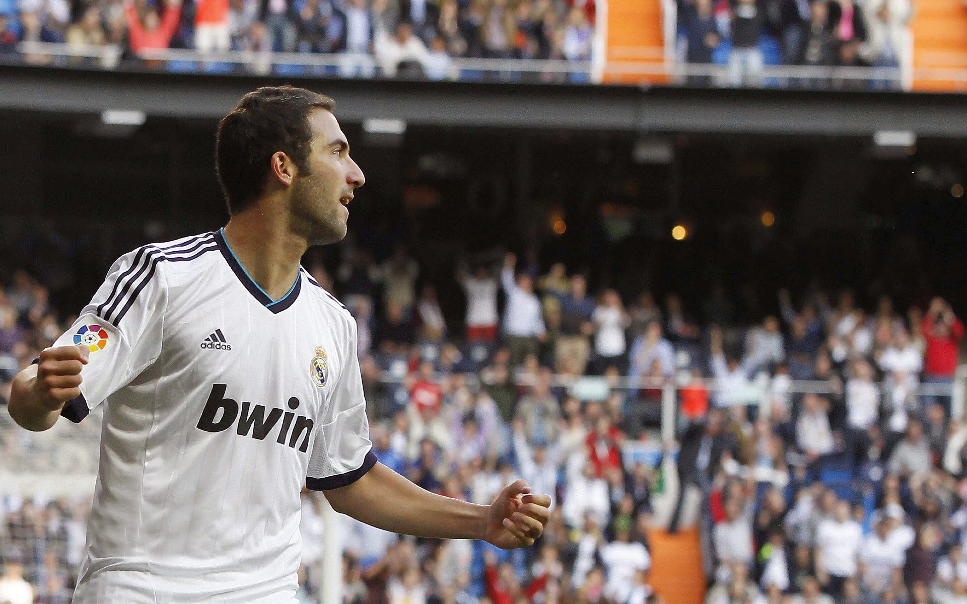 凯恩在巴黎圣日耳曼比赛中回归赛场，惊险取胜引发热议！